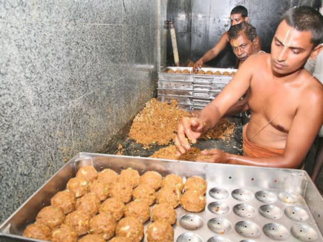 The Laddu was invented during the reign of the Pallava dynasty. It is even mentioned in inscriptions dating back to the 1480s when it was known as “manoharam”. Originally, it was served in a loose, chunky form. Its present ball form came in 1940s.
