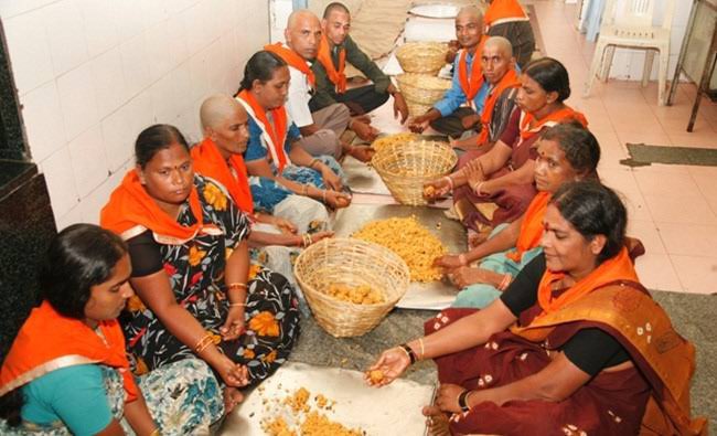 About one tonne of besan flour, 10 tonnes of sugar, 700 kg of cashew nuts, 150 kg of cardamom, 300 to 500 litres of ghee, 500 kg of sugar candy and 540 kg of raisins are used daily to make the prasad. An average of 1.5 lac laddu are prepared daily. (Cr:lifebeyondnumbers. com)