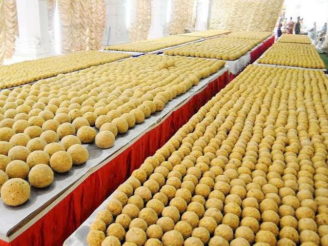 About one tonne of besan flour, 10 tonnes of sugar, 700 kg of cashew nuts, 150 kg of cardamom, 300 to 500 litres of ghee, 500 kg of sugar candy and 540 kg of raisins are used daily to make the prasad. An average of 1.5 lac laddu are prepared daily. (Cr:lifebeyondnumbers. com)