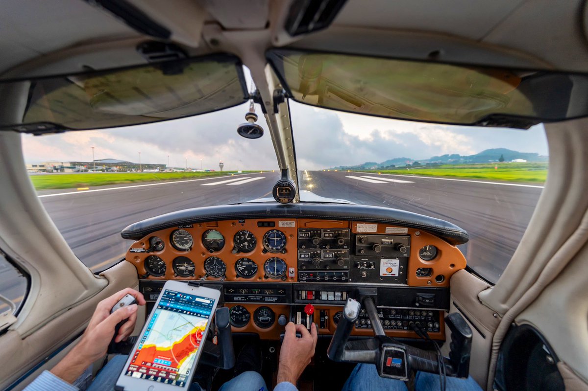 stani320's tweet photo. Touching down 🛬 📸 by @sestamaranam 🙏🏻😅  #landing #touchdown #foreflight #teamforeflight #avgeek #pa28 #cockpitview #pilot #aviation #generalaviation #FlightDeckMonday  #tenerife #tfn #somostenerife https://t.co/cUXgoRPPLc