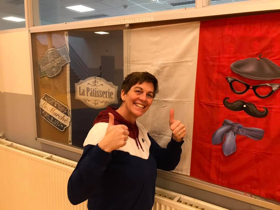 nxt_doorn's tweet photo. SNEAKPREVIEW..#aankledingOpenDag onze TOPPER zorgt dat haar kleding afgestemd is op het vak dat zij geeft #spelenmetkleurenisleuk. Ook benieuwd naar het verhaal dat zij te vertellen heeft? #20januariOpenDagMavoDoorn https://t.co/PZY0kzOy4O