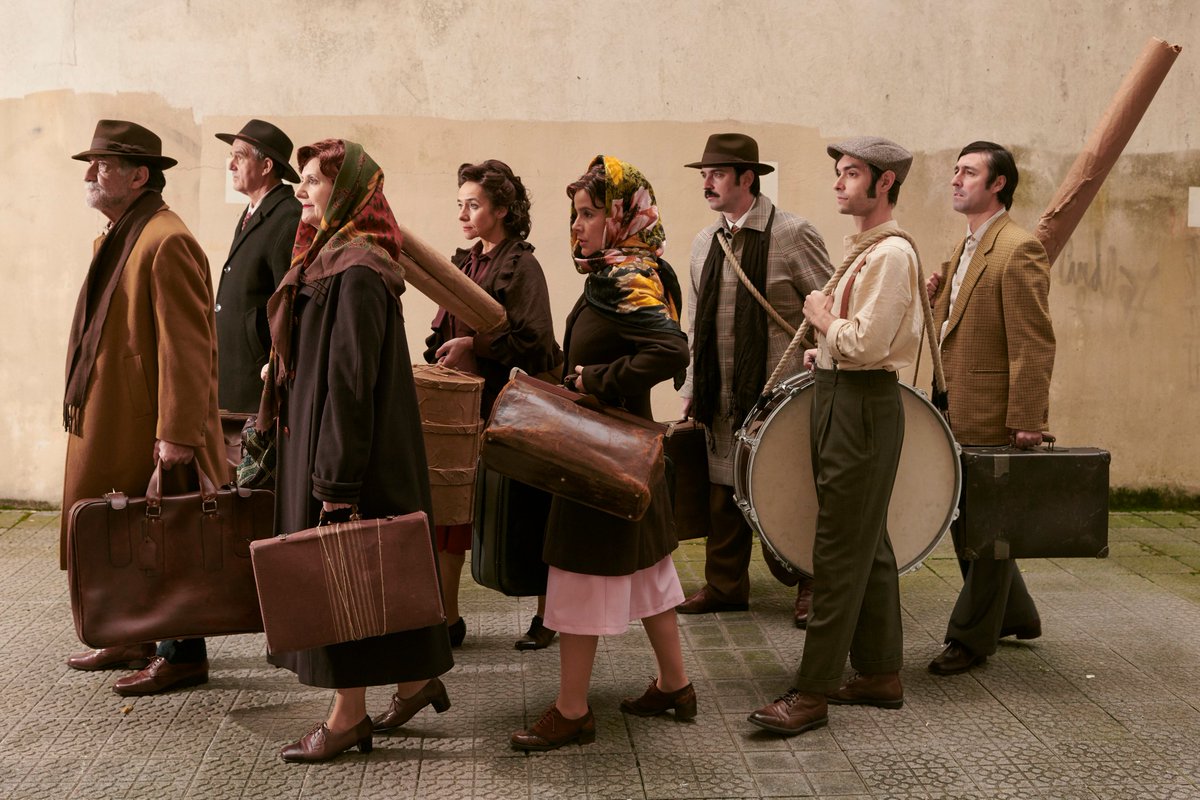bilbaoturismo's tweet photo. 🧐La agenda de Bilbao Bizkaia no frena con el nuevo año. 🙌 El 14 de enero el @Teatro_Arriaga estrena ‘El viaje a ninguna parte’, basada en la novela de Fernando Fernán Gómez, en la que se aborda la profesión de cómico a través de una compañía ambulante.🎭😍

📷: @Teatro_Arriaga https://t.co/6t2Zeb8Pb6