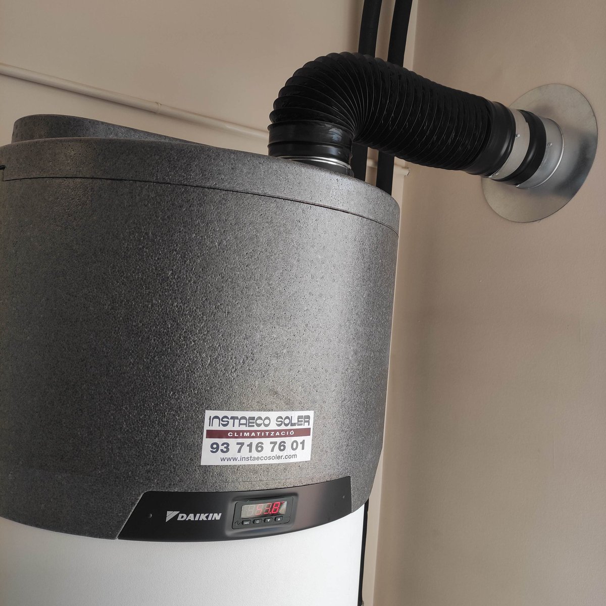 instaeco's tweet photo. Producció d'aigua calenta sanitària amb tecnologia aerotèrmica.
#instaeco #aigua #aerotermia #daikin #Tecnologia #instaecosoler https://t.co/jmynizFcIq