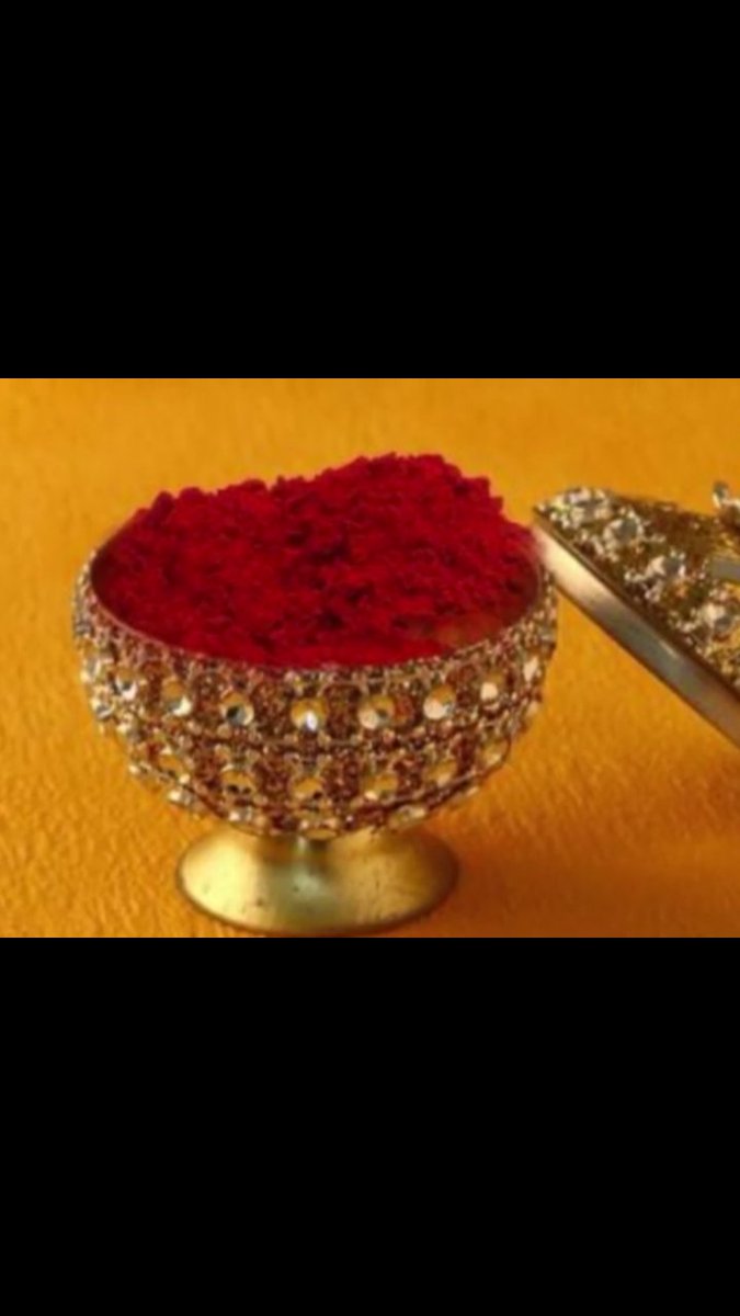 ये स्त्री स्वास्थ्य के लिए था अब सबको समझाना मुश्किल था इसीलिए उसे धर्म से मंताओं से जोड़ दियाबिंदी और मांग - माथे के बीचों बीच एकाग्रता का केंद्र है तंत्रिकाओं और रक्त वाहिकाओं का संचरण होता है यहां इसीलिए पहले कुमकुम की बिंदी लगाई जाती थी जिससे मन शांत एकाग्र अनिद्रा मुक्ति