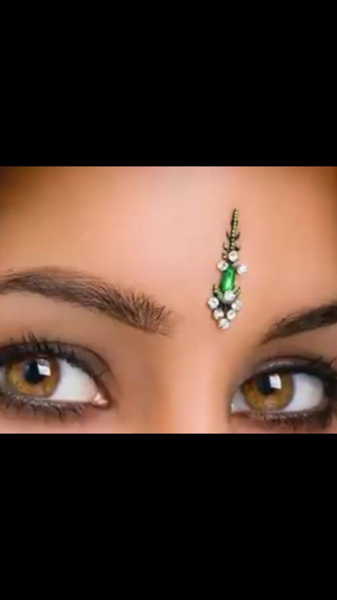 और सिर दर्द से राहत चेहरे गर्दन पीठ की ऊपरी मासपेशियों को आराम मिलता है लेकिन आजकल की प्लास्टिक की बिंदी से नहीं।सिंदूर ब्रह्मरंध्र को मस्तिष्क की सबसे महत्वपूर्ण और संवेदन शील ग्रंथि होती है तक लगाया जाता है इसमें उपस्थित पारा औषधि का कार्य करती है मन शांत तनाव दूर रक्तचाप