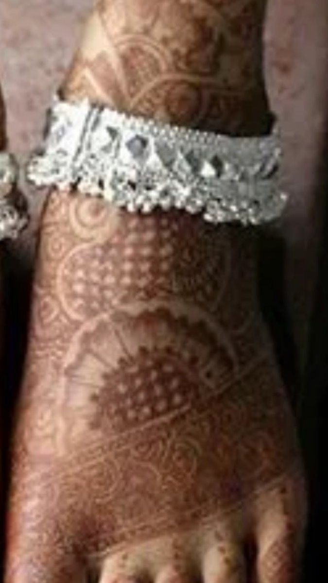 है।काले मोतियों से होकर निकलने वाली वायु रोगों से लडने व प्रतिरोध तंत्र को मजबूत बनाती है।पीला धागा मां पार्वती और काला शिवजी का प्रतीक होता हैबिछुए वाली उंगली की एक विशेष नस गर्भाशय से जुड़ी होती है मासिक चक्र नियमित रहता है