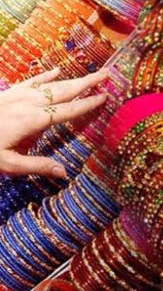 चांदी विद्युत संचालक होने से पृथ्वी से उठा खींचकर पूरे शरीर को तरोताजा रखती है पायल नकारात्मक ऊर्जा दूर करके पैरों की हड्डियां मजबूत बनाती है।कलाई के गहने या चूड़ी हृदय और श्वास रोग रोग में लाभ पहुंचाती है।लाल हरे का विशेष लाभ होता है