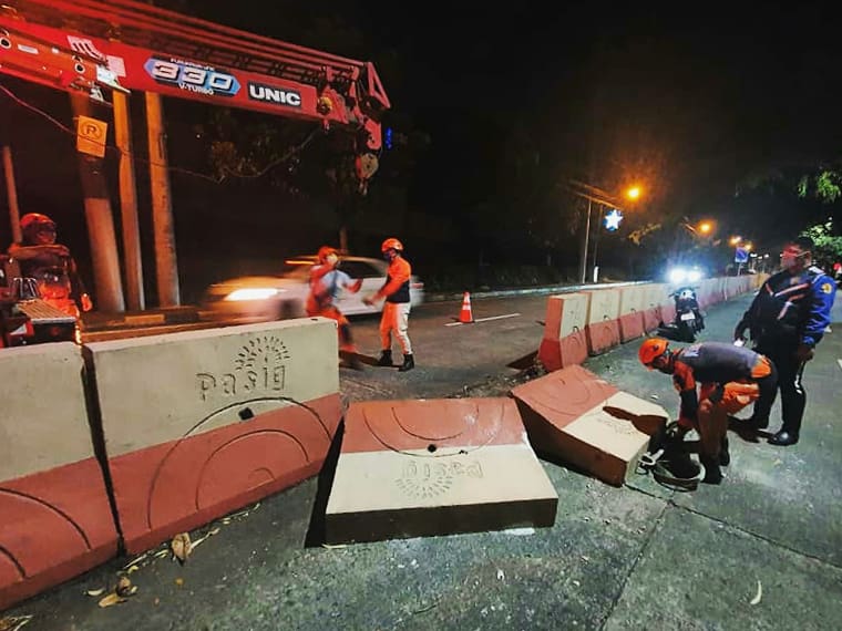 bsapasig's tweet photo. #AksyonAgad ang @bsapasig Search and Rescue Team! 🚨 Check out in-action photos of our workforce as they conduct clearing operation of displaced concrete barriers along Lanuza Ave. ✅ Stay extra safe on the road! 👍

#ClearingOperation #TuloyAngSerbisyoBSA https://t.co/MBQjXI10uf