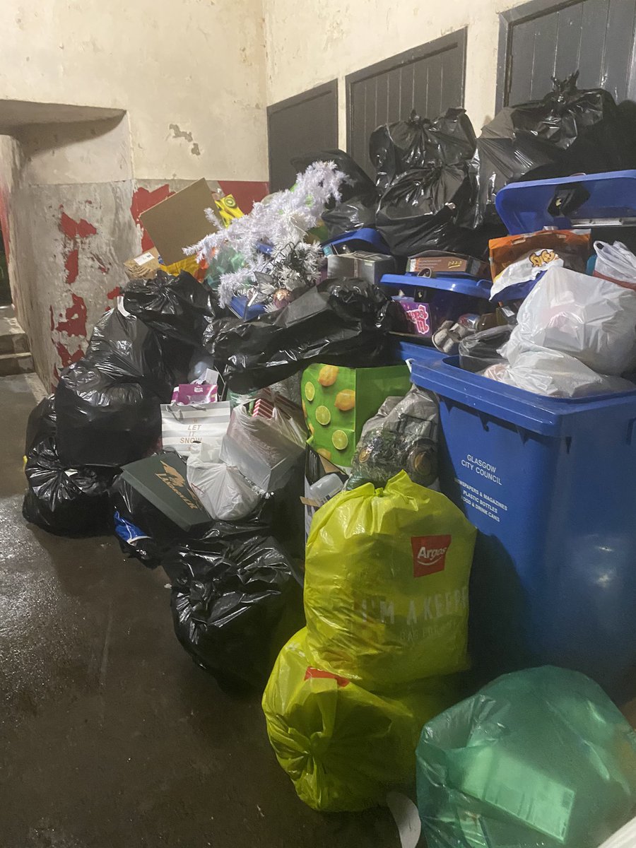 mrskmcenter's tweet photo. @MyGlasgowCC @GlasgowCC this was first reported on 10 December and has since been reported numerous times and still we are waiting for it to collected!!!!! https://t.co/XV0dAjyFr5