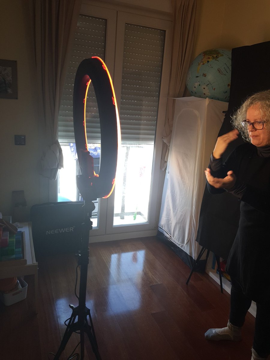 mamencita78's tweet photo. Set de grabación en casa. A los niños ya los cuida la tele. #FilomenaAmiPesar https://t.co/VOgrvjkRkW