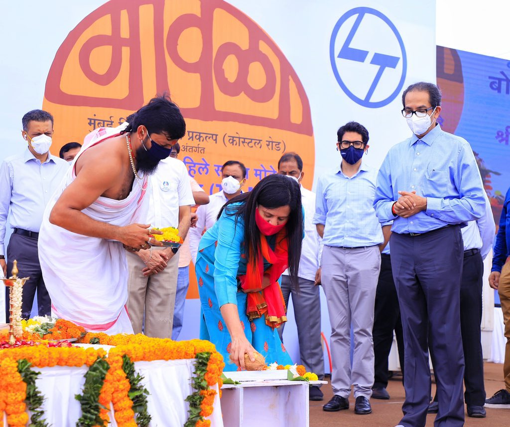 आम्ही दर महिन्याला कोस्टल रोड प्रकल्पाला भेट देऊन आढावा घेतो. अत्यंत वेगाने हे काम सुरू आहे. २०२३ च्या मध्यापर्यंत हा प्रकल्प पूर्ण करून प्रवास सुरू करण्यास आम्ही बांधिल आहोत.