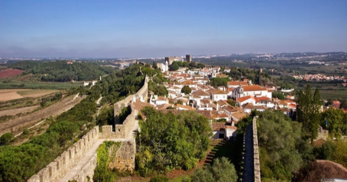 The pinnacle of medieval towns, Obidos awaits you! This jewel of medieval architecture will enchant you with its castle, traditional houses and charming narrow-cobbled streets.