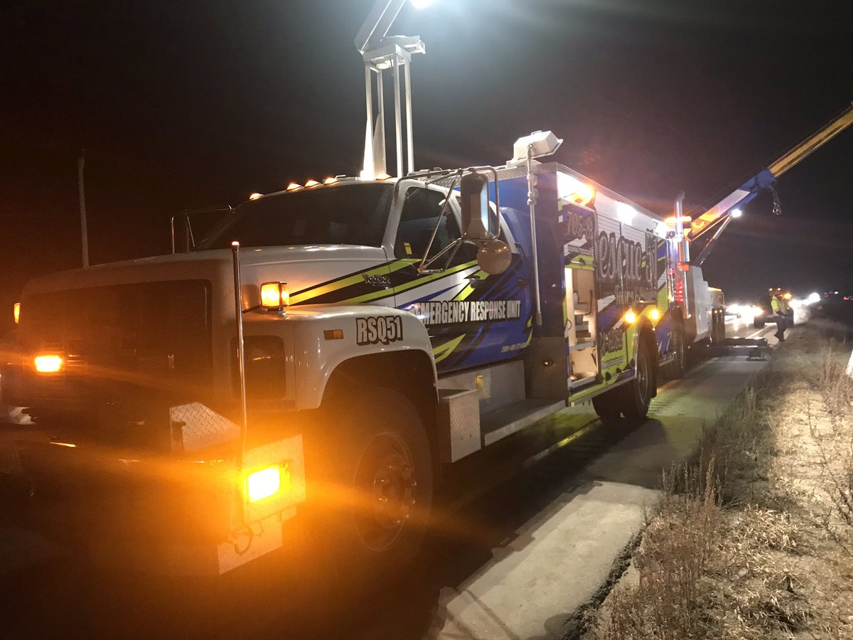 GTAsafetyntowin's tweet photo. Late night helping out another tow company on the 400 with our Emergency Response Unit #weworktogether #heavyrecovery #heavytowing #emergencyresponeunit #heavyproffesionals #heavywreckers #Oneteamonecause @tatordriver https://t.co/h2H0R0c9jT