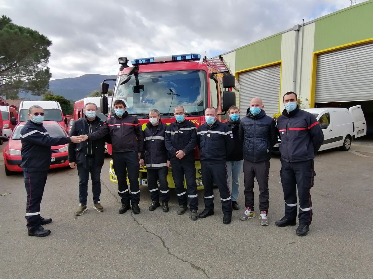 sis_2b's tweet photo. Nouveau véhicule !
Remise de clé ce matin par le Président @GuyArmanet et le DSIS Pierre Pieri d'un #FPTL 🚒 pour une affectation au CIS Corti. Un engin équipé de chaînage automatique, adapté aux zones montagneuses enneigées 🏔️ ❄️ https://t.co/c00Yn0pOin