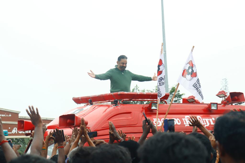 maiamofficial's tweet photo. #நாமேதீர்வு என்ற மாற்���த்தை நோக்கி ��ுறப்பட்ட ஏராளமான மக்களின் மய்யத்தில் தலைவர் திரு. @ikamalhaasan அவர்கள்.

இடம் - அவிநாசி புதிய பேருந்து நிலையம்.

#KamalHaasan
#LeaderforTN
#சீரமைப்போம்_தமிழகத்தை
#தலைநிமிரட்டும்தமிழகம் https://t.co/SxQaMmIsIS