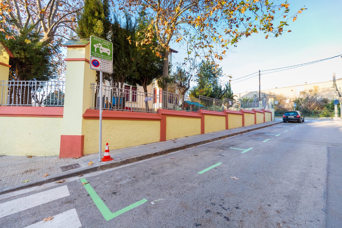 Cerdanyola's tweet photo. 📣El trimestre escolar s’inicia amb la posada en marxa de la iniciativa 😘👋Petó i Adéu ❗️

👉Espais de rotació ràpida a prop de les escoles perquè les famílies pugin parar i acomiadar-se dels seus fills i filles en condicions de seguretat

 ℹ️ https://t.co/WANYou7QdL
#Cerdanyola https://t.co/jNdOtUTPVc