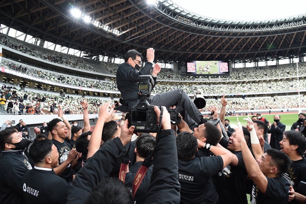 eithitosuzi's tweet photo. 早稲田を破り選手権優勝しました。
今年はコロナによる被害で辛い思いをしましたが、応援し支えてくださった方々のおかげでこの結果を得られました。
小松さんを胴上げすることができて幸せです。
来季からはトップリーグでもプレーするのでまた応援おねがいします。 https://t.co/EaXy3inrpx