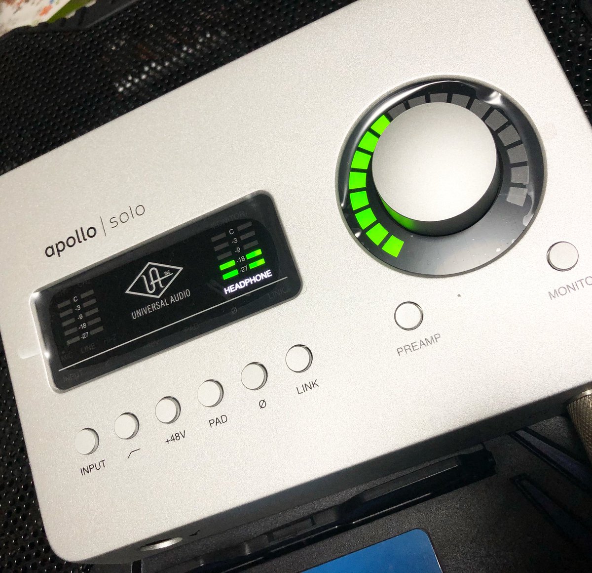 yutaro69's tweet photo. ようやくセッティング完了。Spotifyで音楽聴いただけでビビった!音がとても良いです!!解像度高くてパンチもあってでも痛くない。入力にNeveのプラグインで配信とかいろいろ楽しみ(^^)
#universalaudioapollo #soundinterface #扇田裕太郎 #ogidayutaro https://t.co/6E4cXeu1BP