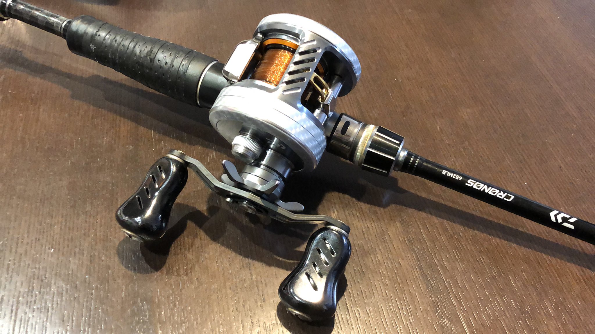 ムサシ バス釣り大好き ミリオネアctを購入 傷防止のため自分でカーボンシートを切って貼ってみました よく使う1 4 1 2ozの巻物にスティーズatwの代わりに使用予定 試投しましたがキャストフィール 巻感共に気持ち良いです 差し色のオレンジは ムサシ バス釣り大好き ミリオネアctを購入 傷防止のため自分でカーボンシートを切って貼ってみました よく使う1 4 1 2ozの巻物にスティーズatwの代わりに使用予定 試投しましたがキャストフィール 巻感共に気持ち良いです 差し色のオレンジは