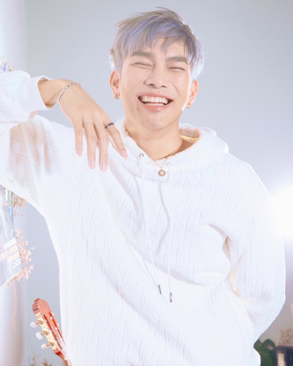 He's glowing  #MewSuppasit  @MSuppasit