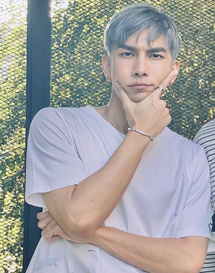 You never go wrong with Mew and White  #MewSuppasit  @MSuppasit