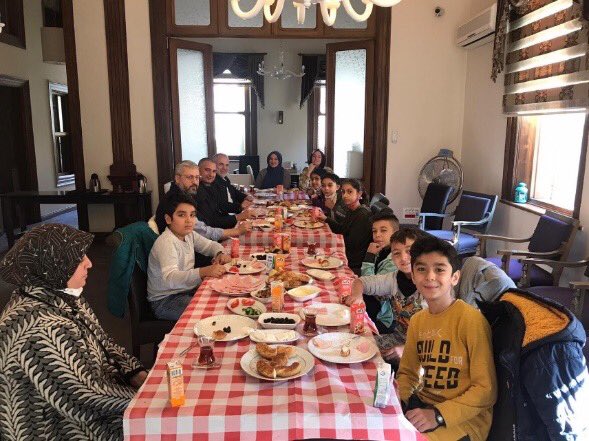 izubam35's tweet photo. İzmir’in dezavantajlı bölgelerinde yaşayan ilköğretim öğrencileri ile benlik gelişimleri, sosyal uyum ve aile etkinlikleri kapsamında kahvaltı programı yapıldı. Kahvaltıda zihinsel canlandırma ve imajinasyon çalışmaları yapıldı. https://t.co/S5zU1tFRs5