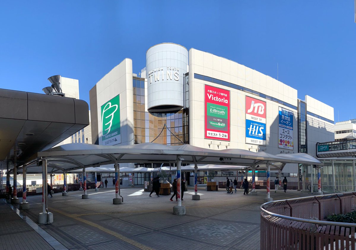 さむ 今から35年ほど前 1985年の町田駅前 昔はよく待ち合わせの時に クルクルの前 所 なんて呼んでいましたが 今では まほろデッキ というちゃんとした名前があるそうです 右側に写る東急スポーツ館 新館 1980年オープン は後に建物を拡張し