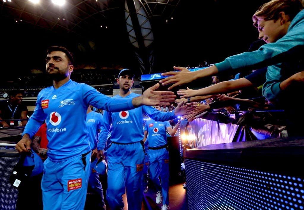 FlashCric's tweet photo. Strikers beat the Stars by 5 wickets with 6 balls to spare!  

How much will @StrikersBBL miss @rashidkhan_19 from here on in?

LIVE #STRvSTA COMMS:
👉 https://t.co/LCViw096VF 👈 

#BBL10 #TeamGreen #BlueEnergy 

(c) AFP https://t.co/RE3xNgcNWG