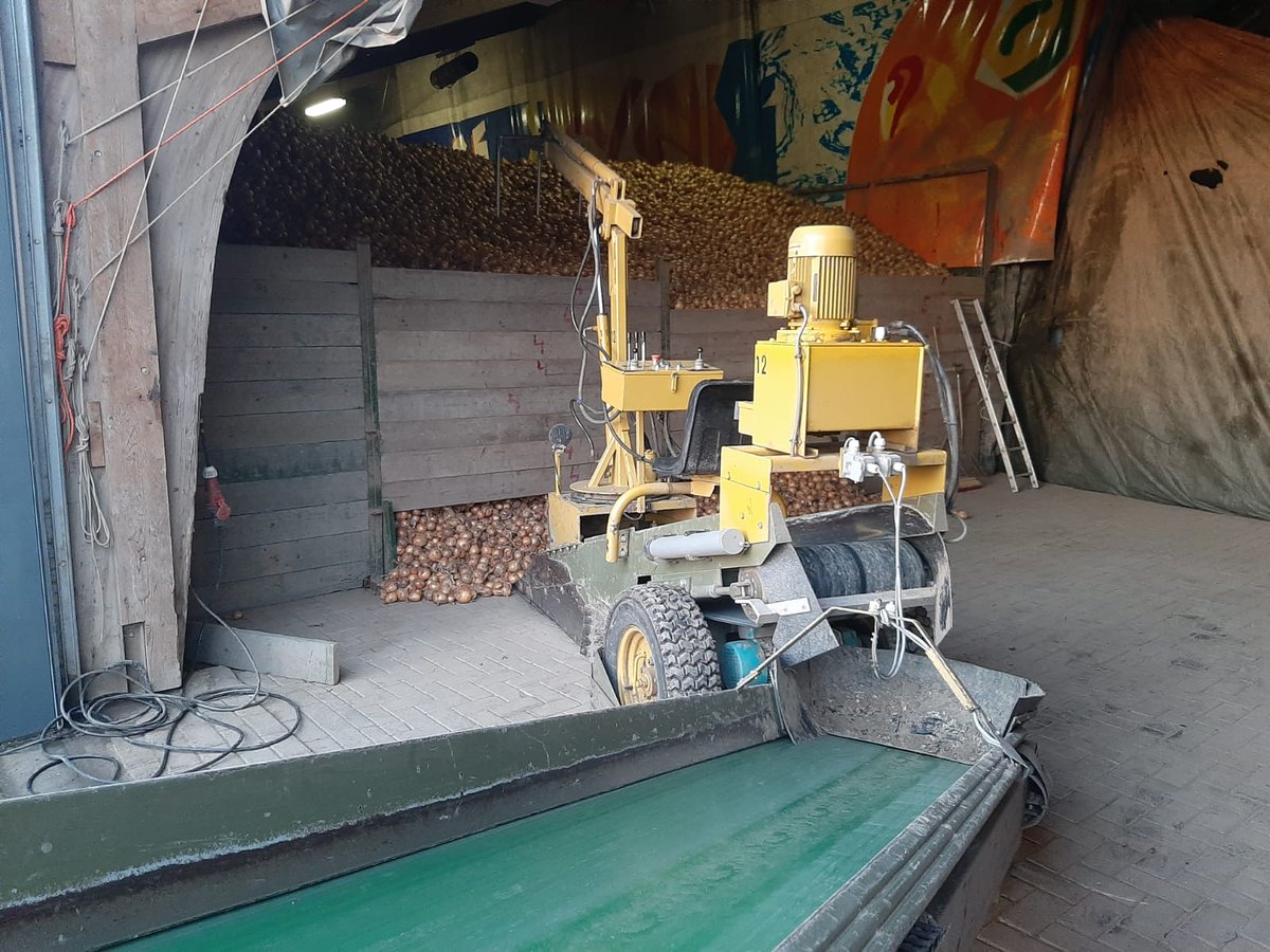 WilcoRemijn's tweet photo. Laatste product ook weer uit de schuur, #uien afleveren. https://t.co/bLm6uSiO2Z