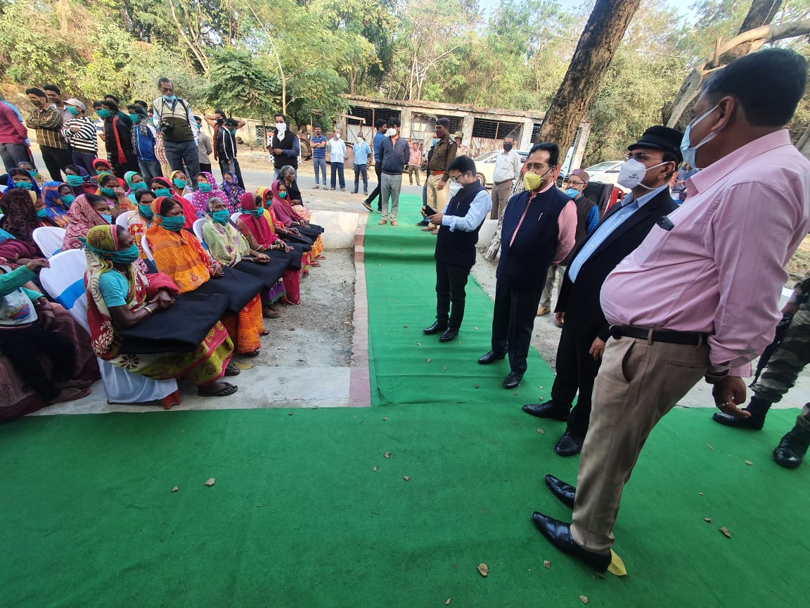 DTOP_BCCL's tweet photo. T-48) कल दिनांक 10.01.2021 को समस्त बी.सी.सी.एल मे, अध्यक्ष सह प्रबंध निदेशक के मार्गदर्शन मे "सेवा दिवस" मनाया गया। इस अवसर पर कोयला नगर मे सप्रेम स्थापित "स्नेह परोपकार केंद्र" मे अध्यक्ष सह महाप्रबंधक श्री गोपाल सिंह, निदेशक (तकनीकी) संचालन श्री राकेश कुमार,  (1/2) https://t.co/f2UUE9Ef5g