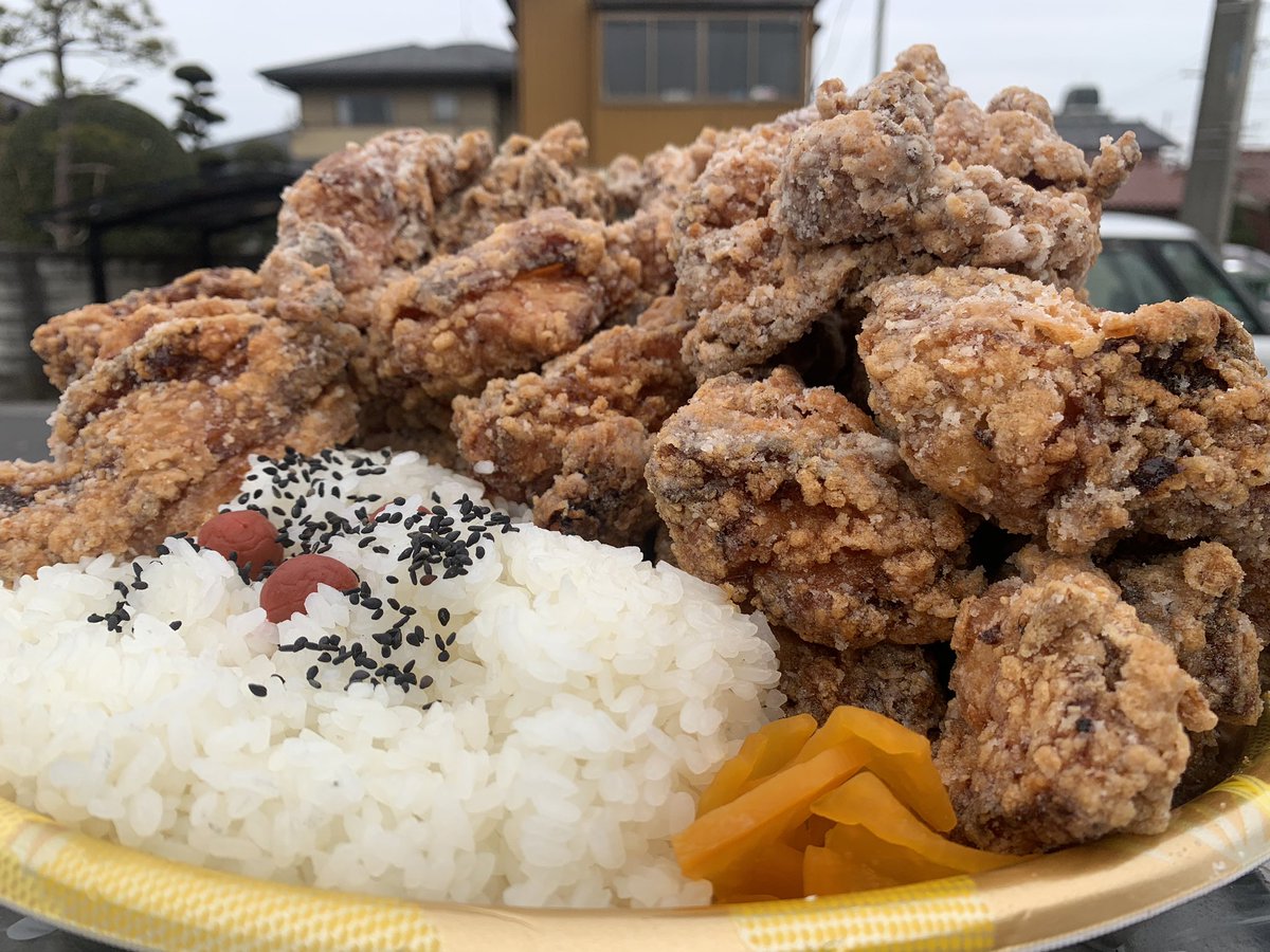 石川典行 日本一でかいからあげ弁当を求めてキッチンbus Stopへ 総重量3kgの二階建てバス盛り弁当や 丸鶏唐揚げ弁当のインパクトはハンパなかった 冷めてもうまいので 今も食べてますw キッチンbusstop 石川典行 ツイキャス T Co