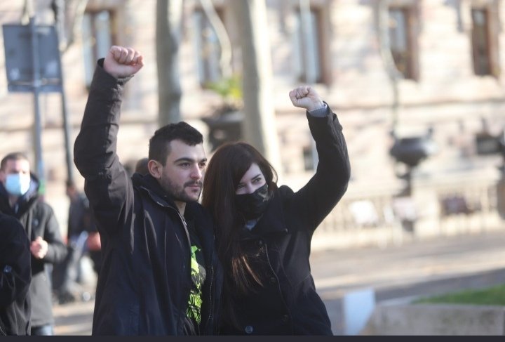 No us imagineu com he esperat que arribés aquest moment.
Poder abraçar a Adri <a href="/EtVolemACasa/">#AdriEtVolemACasa</a> en llibertat i a la nostra terra. Avui les llàgrimes, per fi són d'alegria. 

Gràcies per la foto <a href="/albertsalame/">Albert Salamé 🏴‍☠️🇬🇱🇨🇺</a>, es preciosa. ❤️

#LUnicTerroristaEsLEstatCapitalista

Lliures i innocents