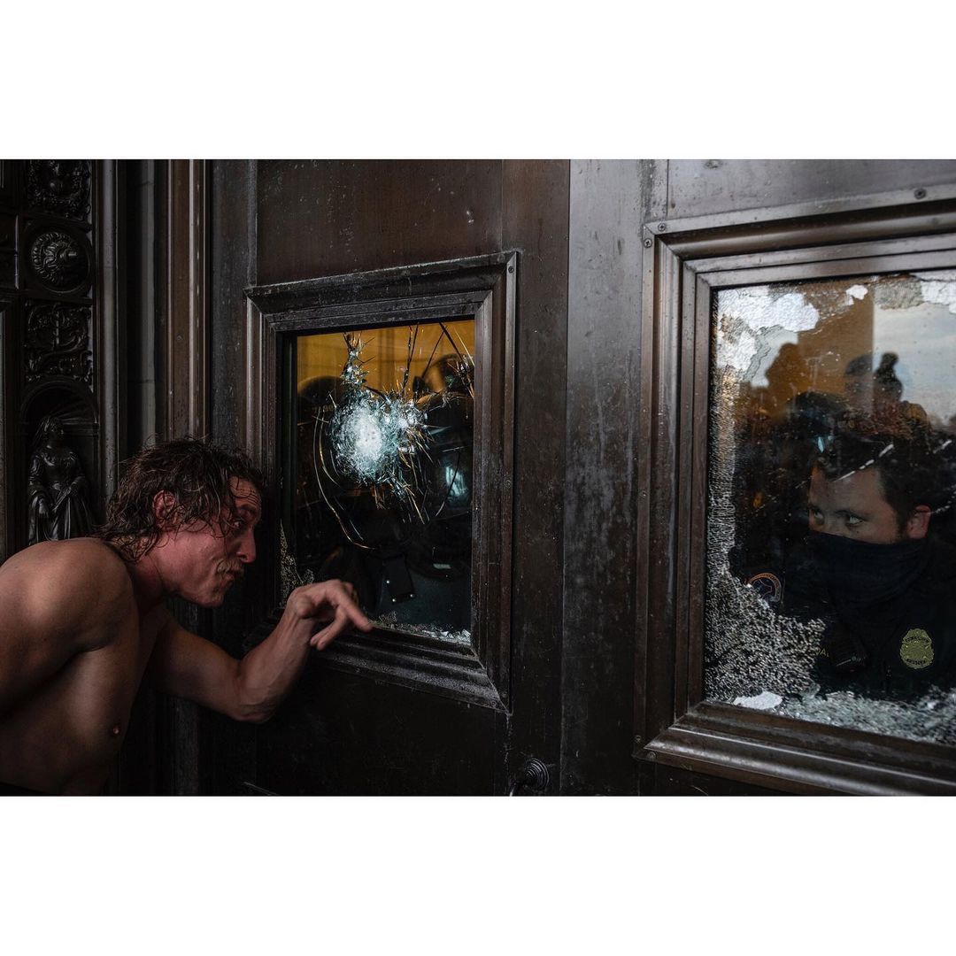 “The American Abyss” - by the talented Ash Gilbertson with the @nytmag during the storming of the Capitol this past Wednesday, January 6. This speaks volumes and has to be the most powerful shot of the #CapitolRiots America is in for a rough few years.