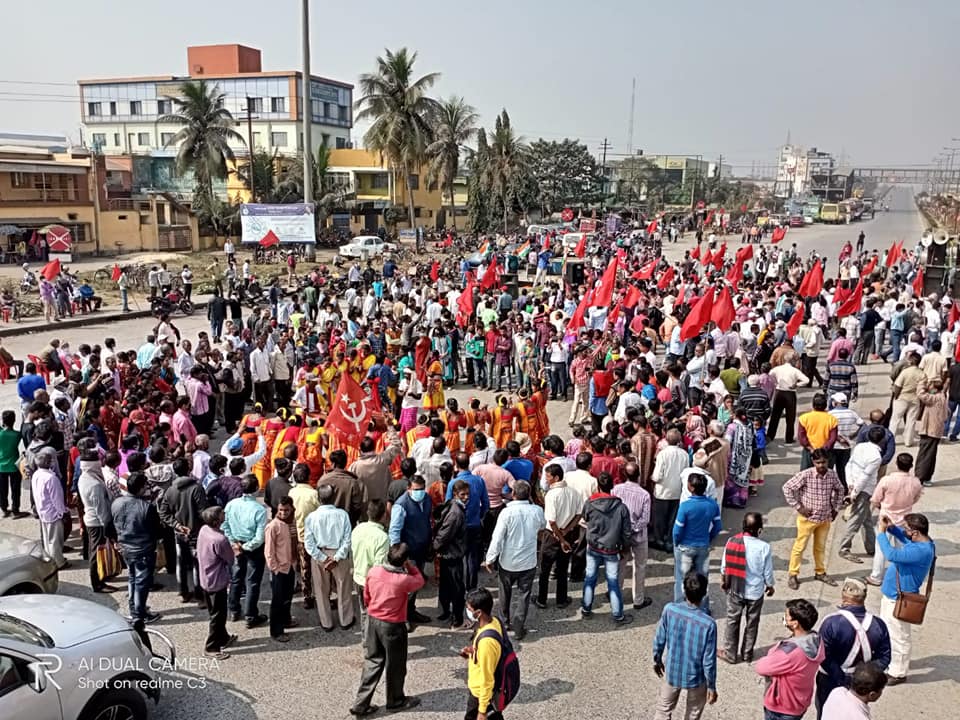 CPIM_WESTBENGAL's tweet photo. -  Withdraw all anti farmer laws and anti worker labour codes
-In solidarity with #FarmersProtest of Delhi 
-Say no to competitive communalism of TMC-BJP 
-Ensure fair &amp; corruption free recruitment for the youths of Bengal  
Road blockade in Durgapur.
#BengalNeedsLeft https://t.co/p0yknZDUqs