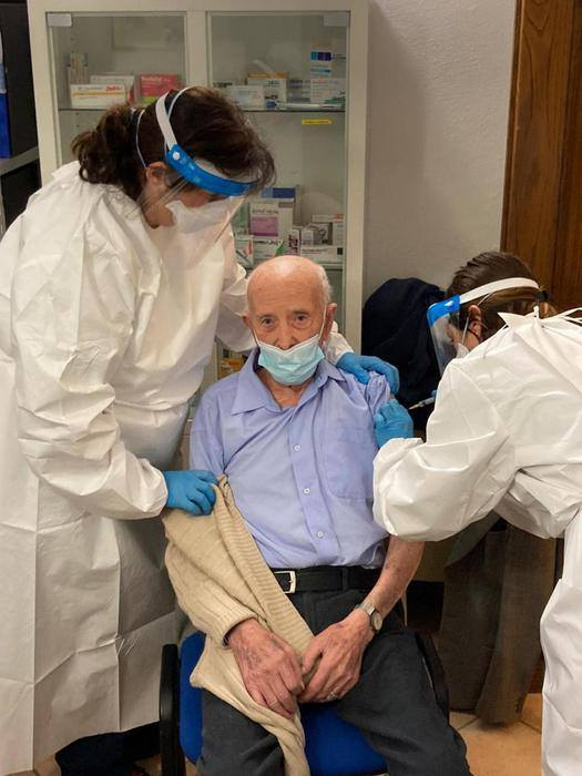 «Sono sopravvissuto al lager e tornato dalla Polonia a piedi. Gli odiatori del web? Scrivano pure quello che vogliono, figuriamoci se ho paura».

Basilio, 103 anni, risponde ai vigliacchi lo hanno insultato per il vaccino. 

Davanti a monumenti umani così, c'è solo da inchinarsi.