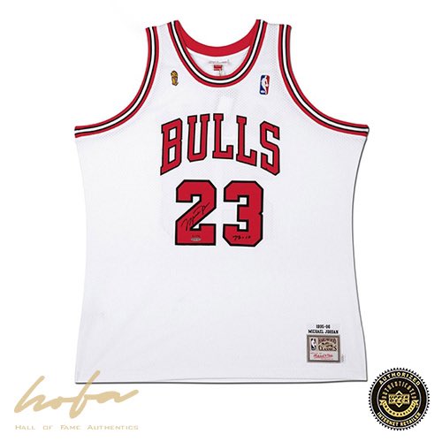 hofaph's tweet photo. MJ says pick 1: 🤍 or ❤️?
96 & ‘98 🐐
#MJMondays
#BeHOFA
#BeAuthentic
https://t.co/AU9kKeFvfl 🌐 https://t.co/m6pGkY4wkb