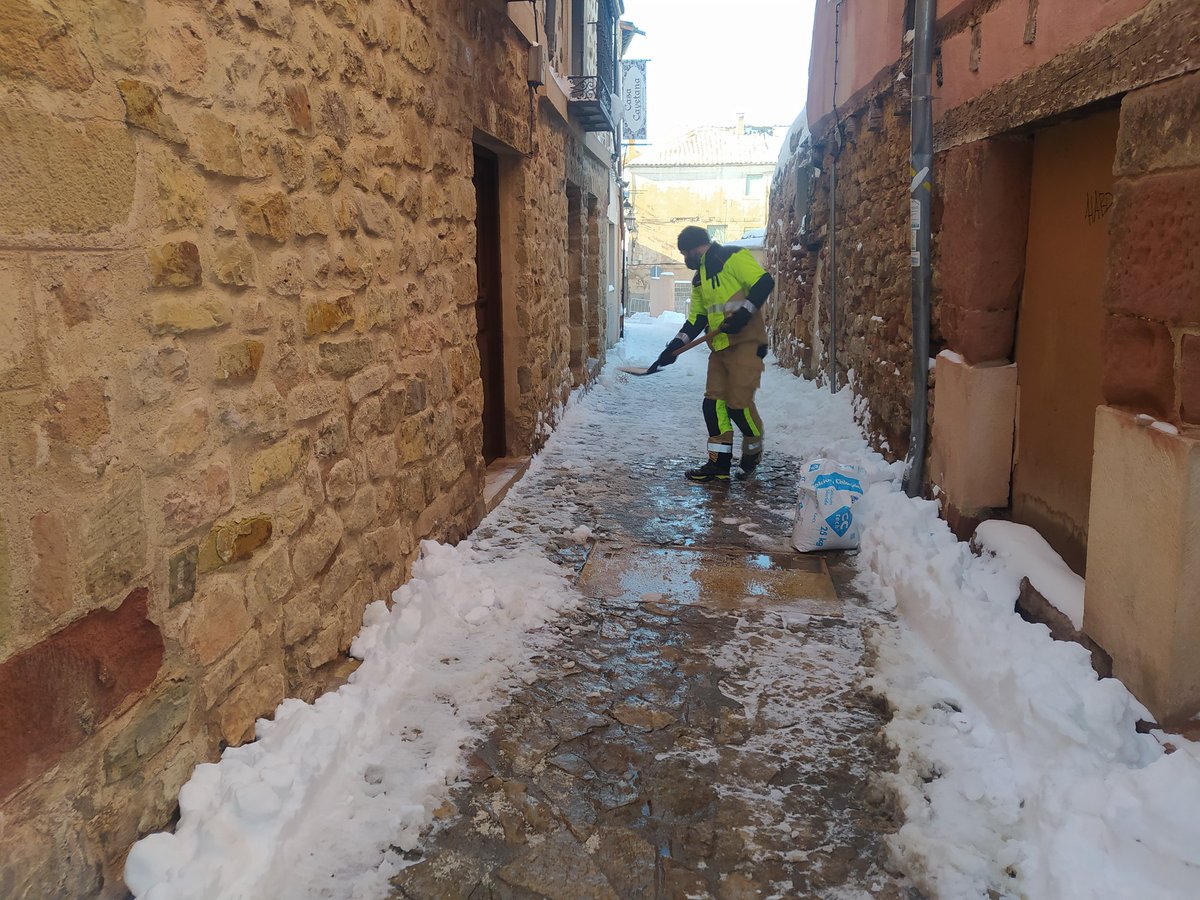 alimojame's tweet photo. Dotación Sigüenza terminando la calle Mayor.@dipuguadalajara @CEISGuadalajara https://t.co/H9pyN1iFab