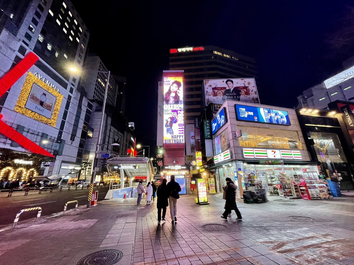 flowerchaen's tweet photo. 19. 명동 레드아이(진짜진짜_최종)

@Fly2chaeyeon
예쁘다 진짜루... 뭔가 웅장해지는게 있더라고요☺️
주변 되게 환한데 그중에 가장 환하게 빛나는 채연이를 만나고 온 것으로 진짜진짜 투어 끝-
오늘만 나오는 광고라고...🙊 https://t.co/B4gJ2UJYlB