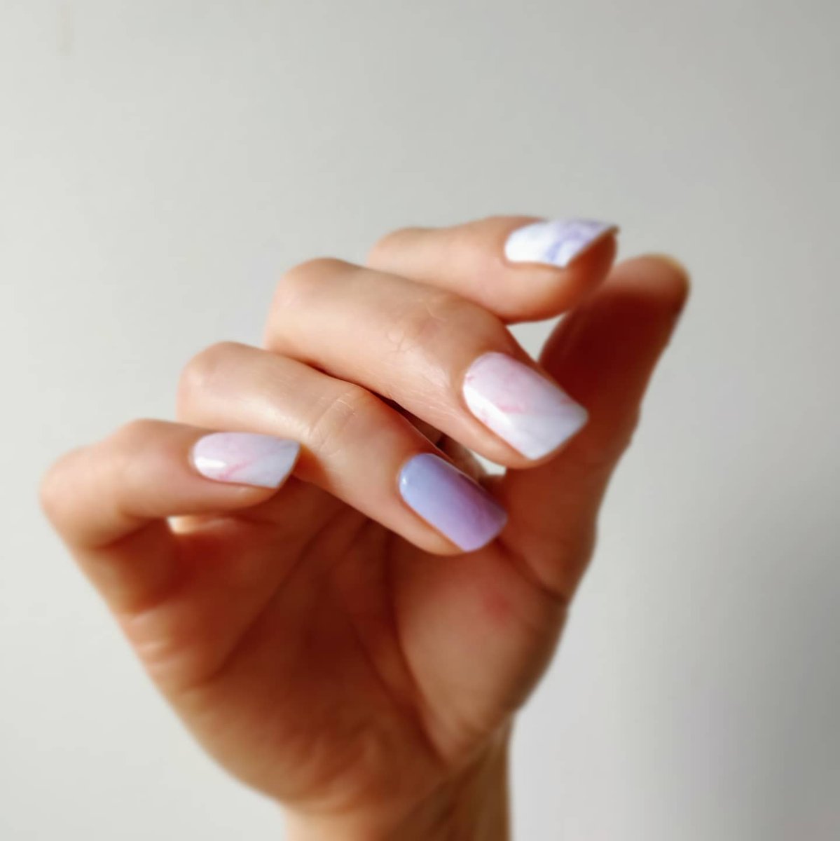 This #NailWrap set reminds us of balmy summer sunsets 🌅 and Pina coladas 🍹
We call it #purpleskies 😍 💅 
#instantmani #manimonday #diynailart #instantlydry #lushiere #manicure #instantbeauty #nosalonnoworries #10minmani #notoolsneeded #purple #marble #nails 
Image by @lushiere