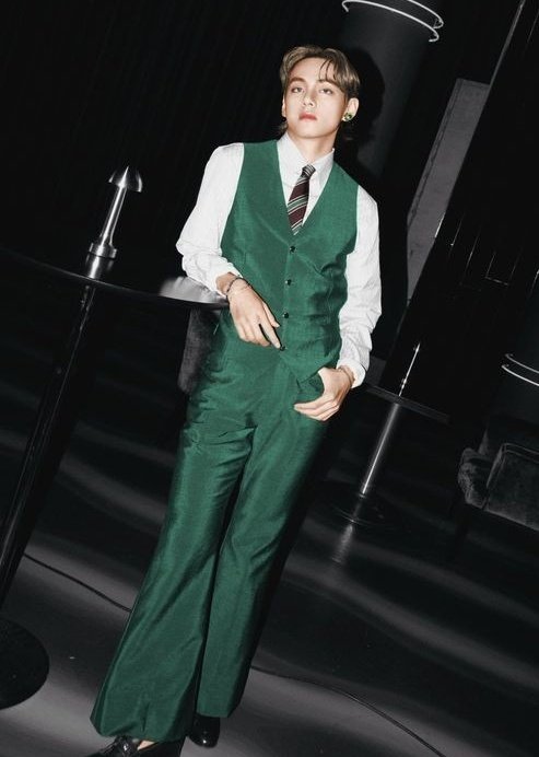 kim taehyung owned every suits color — a thread.