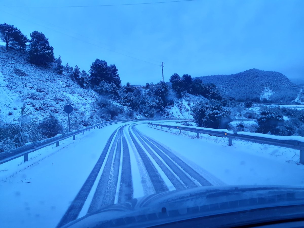 anoiaverda's tweet photo. ❄️ Aquest cap de setmana ha sigut complicat degut a les nevades. En alguns casos, la recollida #PortaaPorta del dissabte va haver de suspendre's. 

💪 No obstant i malgrat les dificultats, ahir diumenge es van recuperar i completar tots els serveis del cap de setmana. https://t.co/BI7Jao0VTX