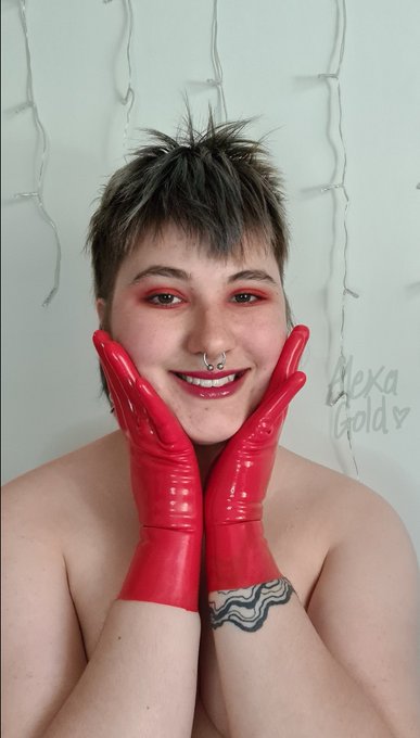 I look this cute and you haven't subbed to my onlyfans yet? Check the comments and change that for me