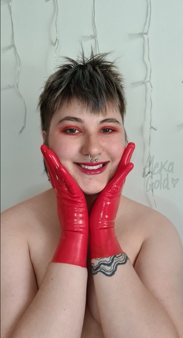 I look this cute and you haven't subbed to my onlyfans yet? Check the comments and change that for me