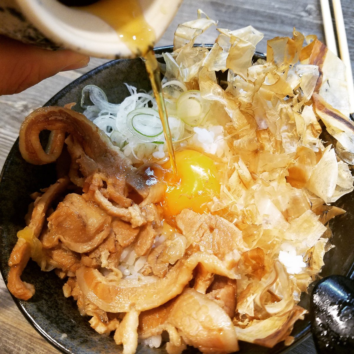 mhf_free's tweet photo. だし汁でいただく!?たまごかけご飯 https://t.co/a7ihLsn35t