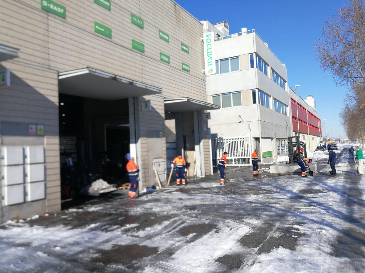 Por fin tenemos las instalaciones practicamente limpias de nieve, con nuestro #quitanieves improvisado.  Si necesitas venir el acceso por la carretera M-45 esta limpio. Gracias al pedazo de equipo que llevan más de 5 horas limpiando y despejando las entradas.
#filocovid #idaterm