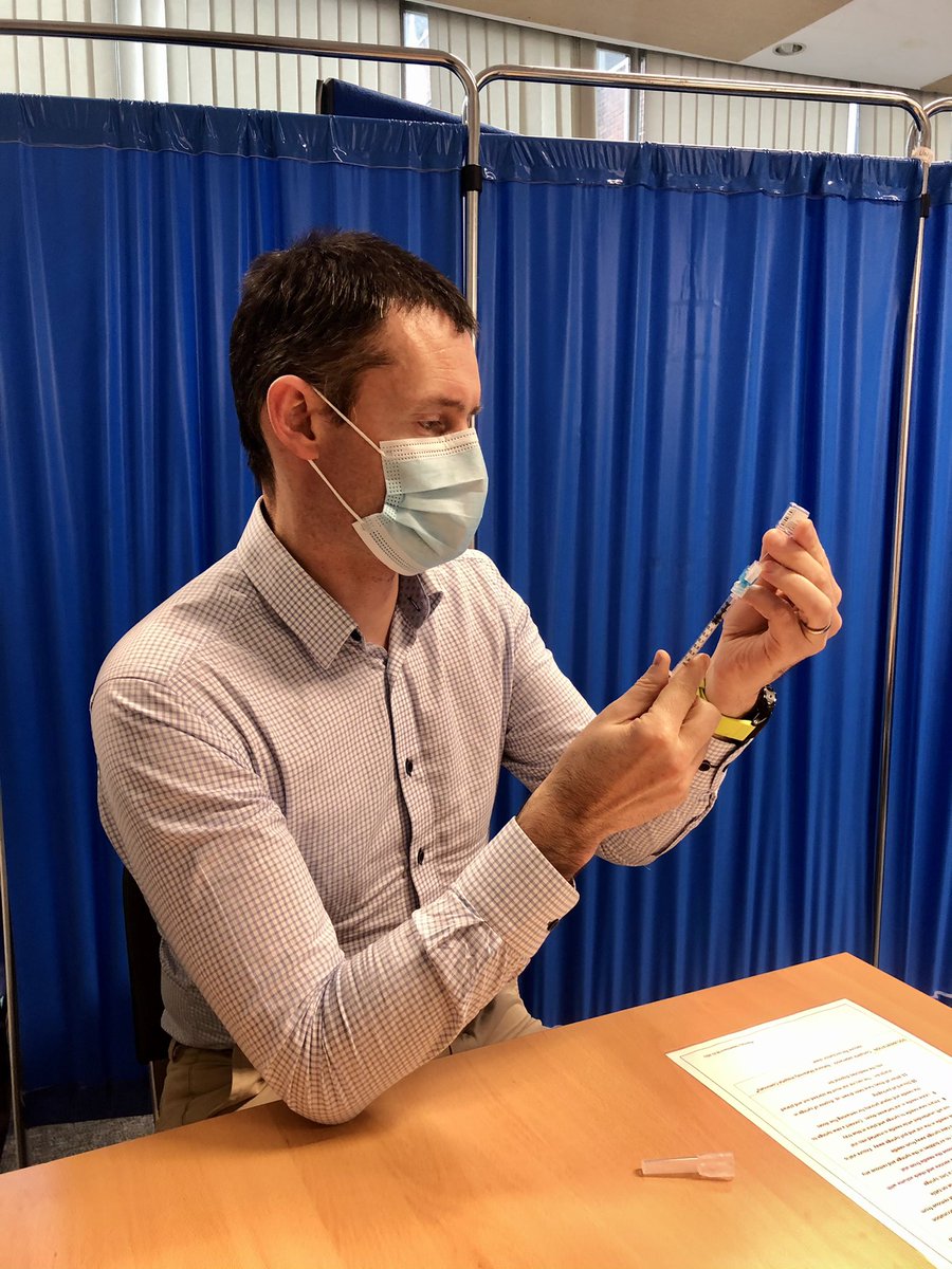 RogerMcMorrow's tweet image. I spent today drawing up our last few vials of the #PfizerVaccine 

With all @_TheNMH staff now vaccinated, we gave our remaining doses to our colleagues from the Eye&amp;amp;Ear, Dental Hospital &amp;amp; local GP’s

@EyeandEarHosp @DDUH12
@HSELive @paulreiddublin @muirtheimhne @PGallagherIEHG