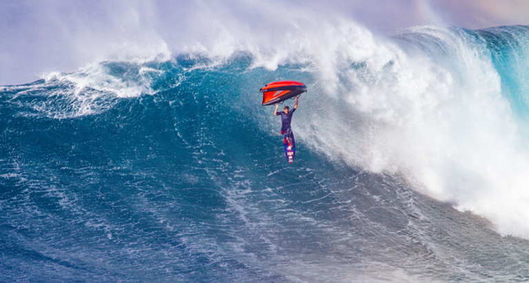 bloowatch's tweet photo. surfing, big waves, flying... wingsurfing has it all! https://t.co/7c5w7XHsWW https://t.co/hQY2ygur0B