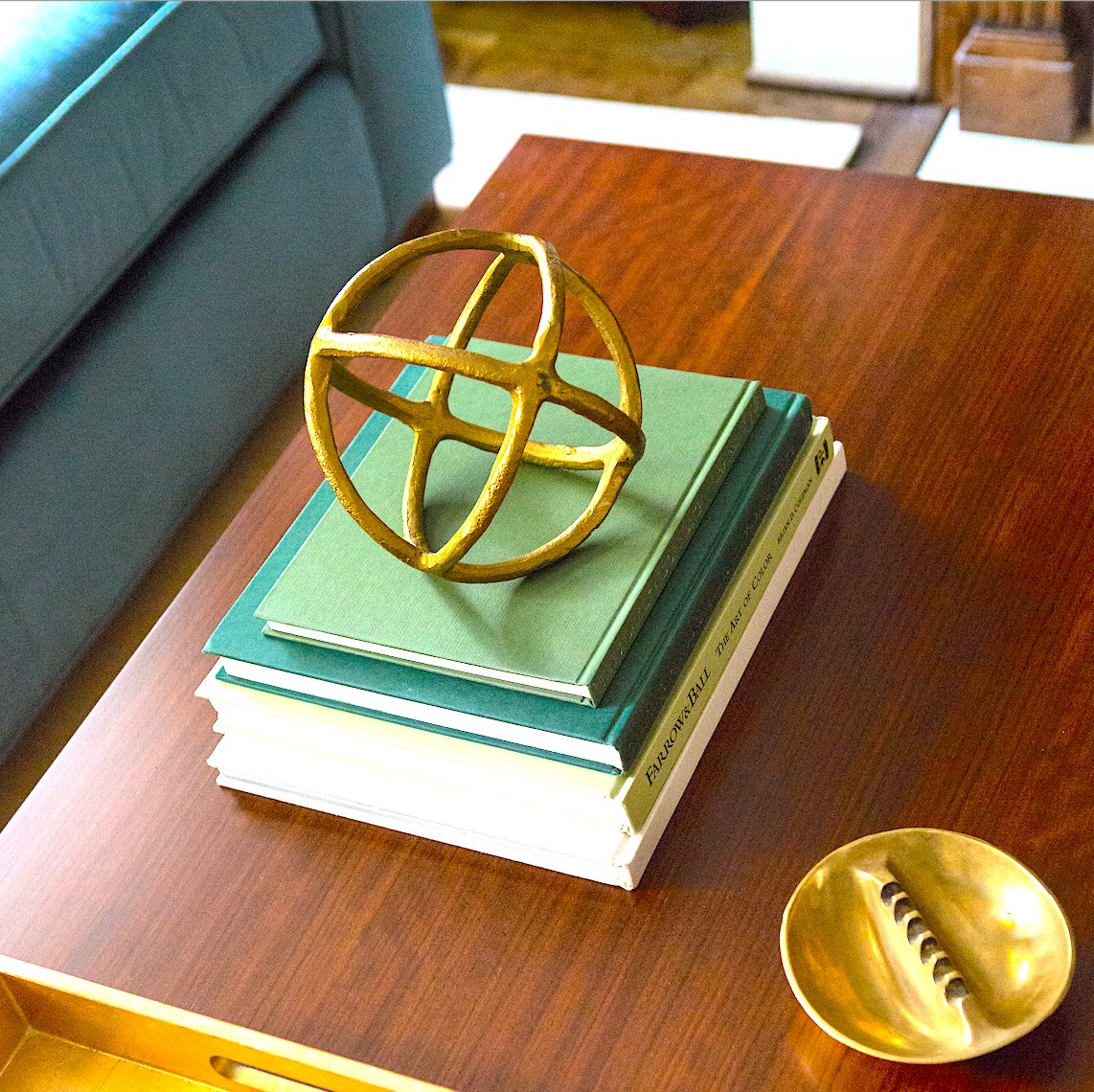 Styling is a great way to add color - I'm still really into green, as you can see ;) #dcdesigner #interiordesign #styling #coffeetable #decor #dmvdesigner