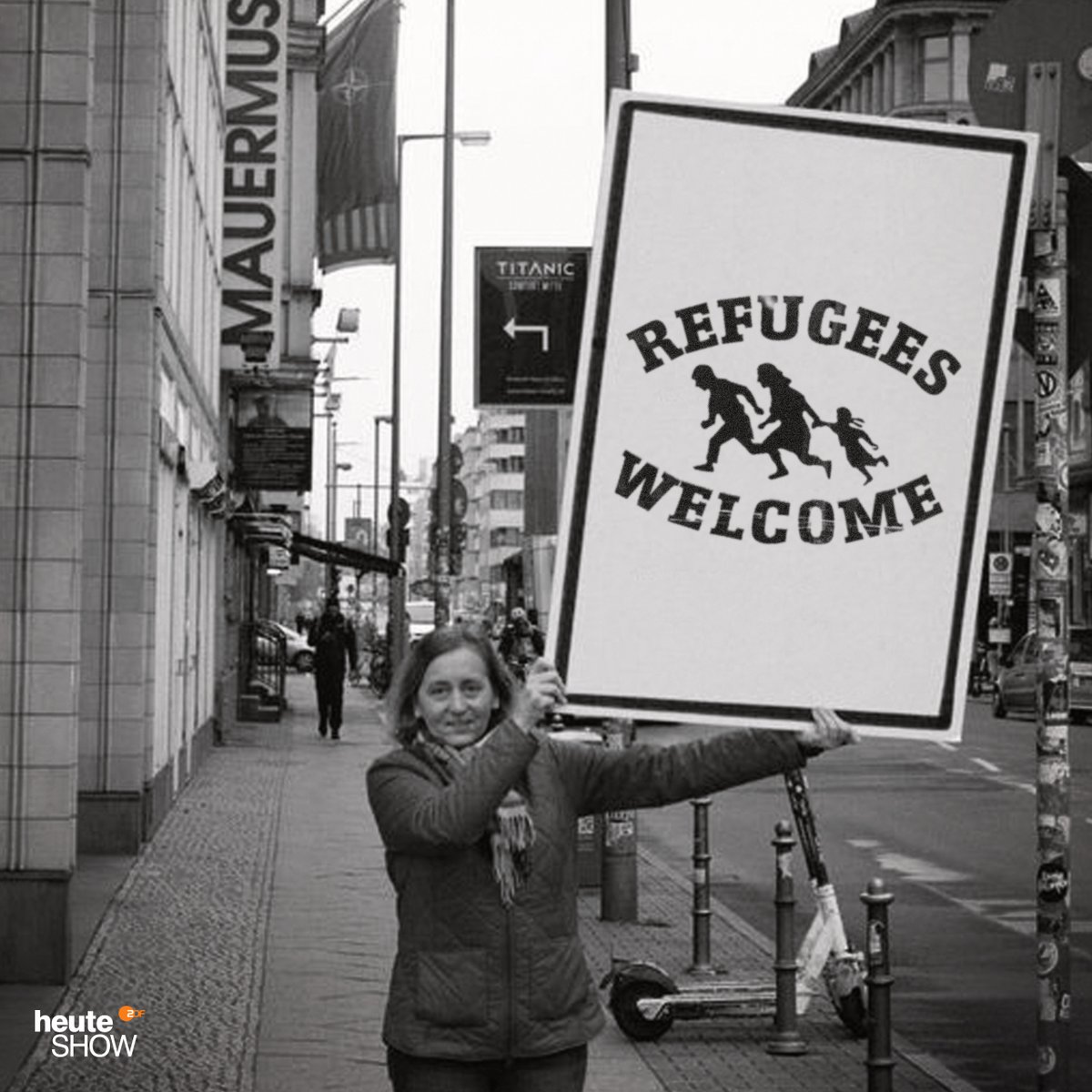 heuteshow's tweet photo. Deswegen sollten sich Politiker nie mit einem großen Schild in der Hand ablichten lassen https://t.co/W140XmXdCI
