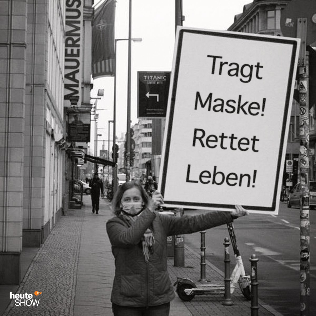 heuteshow's tweet photo. Deswegen sollten sich Politiker nie mit einem großen Schild in der Hand ablichten lassen https://t.co/W140XmXdCI